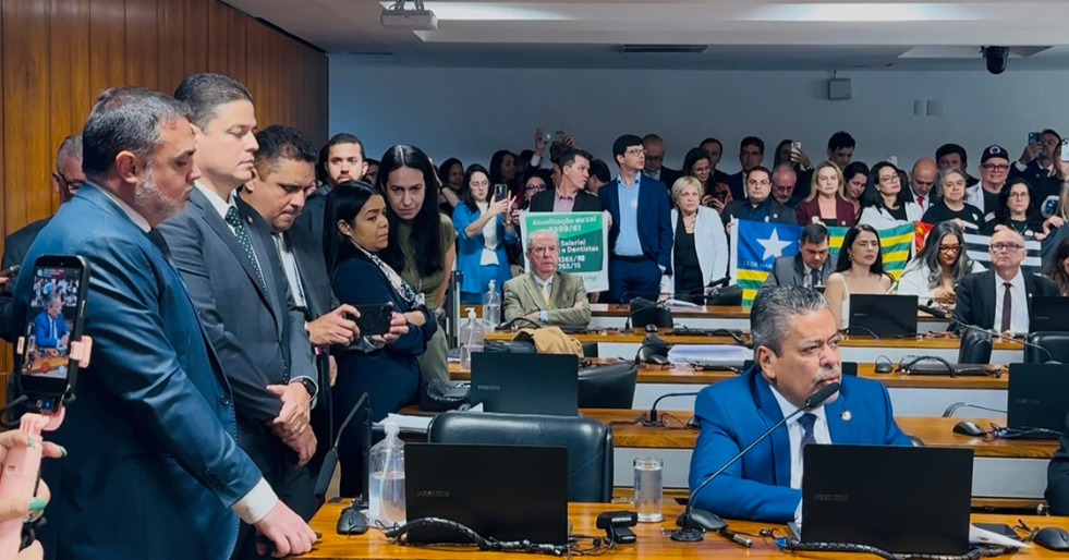 Senado aprova projeto que atualiza piso salarial dos médicos para R$ 13,6 mil