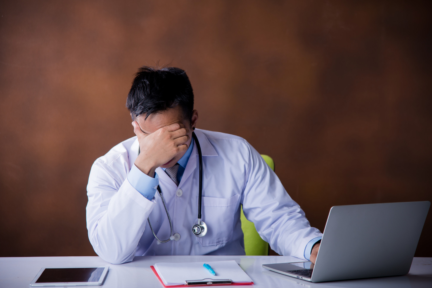 Curso em Londrina aborda os riscos do burnout entre médicos